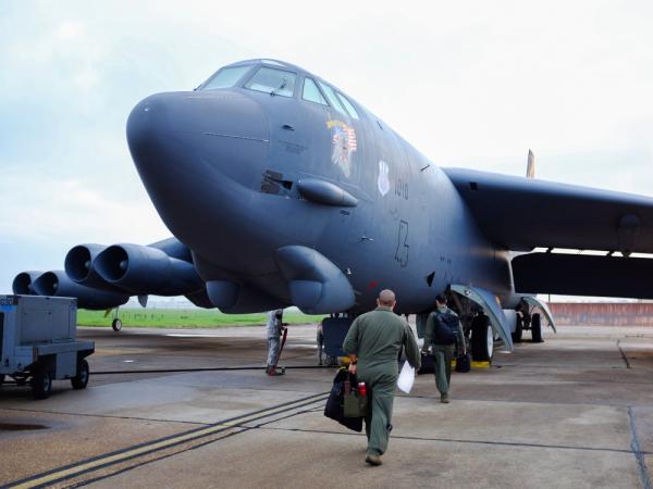 رسالة أمريكية إلى «الملالي»: قاذفتا «B-52» فوق الخليج