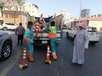 إزالة الحواجز العشوائية بشوارع الخبر