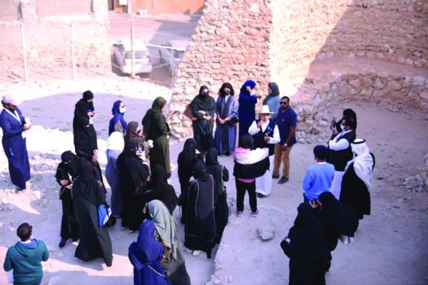 «تاروت» تجتذب السياح و«قراءاتي التطوعي»