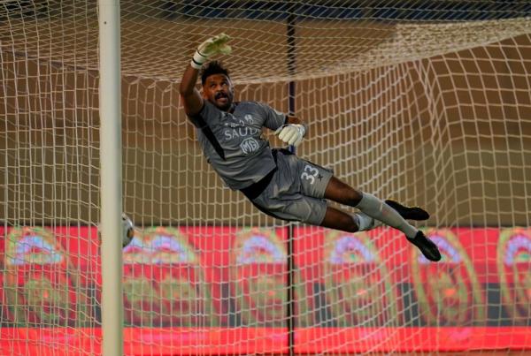 الاقتراب من الهلال يشعل الأهلي!