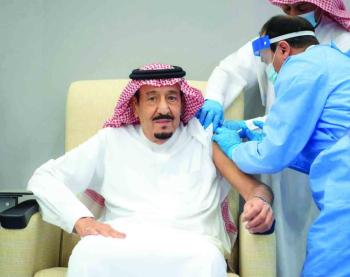 تلقي خادم الحرمين لقاح كورونا «الحافز الأكبر» لأبناء الوطن