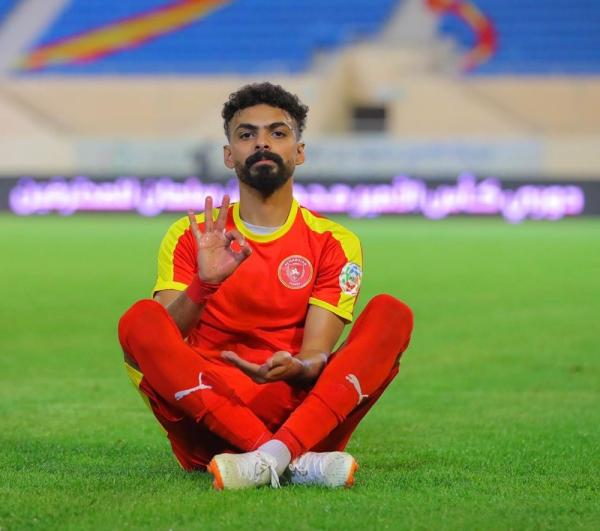 الثانية عشرةاهتزاز المتصدر ووصيفه
