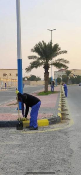 تواصل «الكنس اليدوي» بأحياء قرية العليا