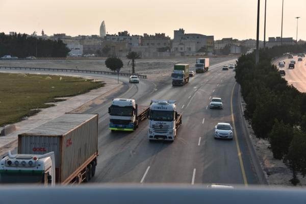«مواقف» و«ميناء جاف» لمنع تكدس الشاحنات