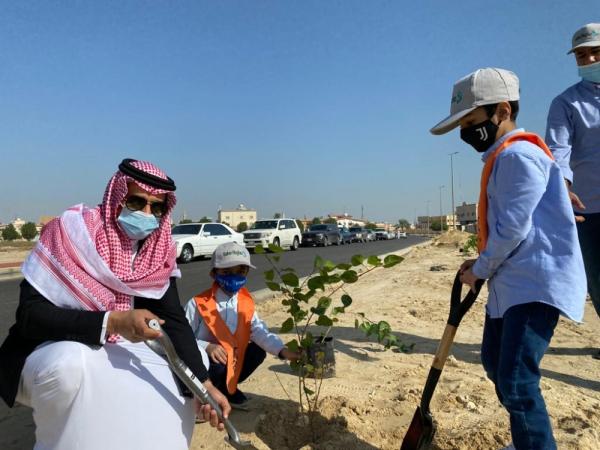 «قطيفنا خضراء».. 44 متطوعا يزرعون 500 شجرة