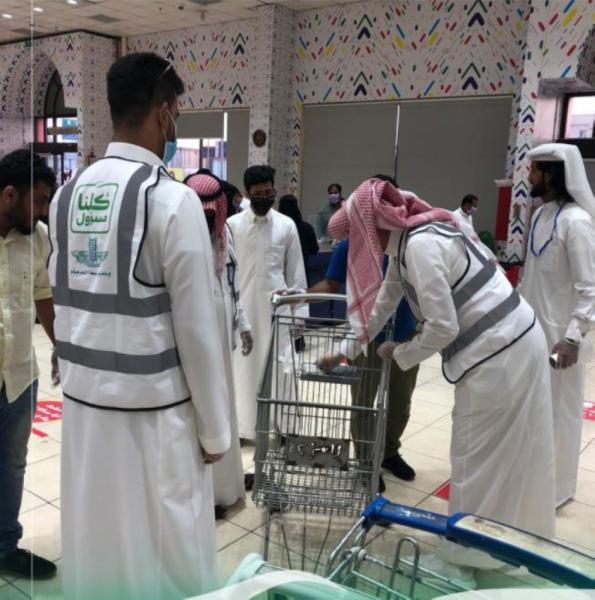 8 بلاغات «معقمات وزحام» في الأسواق