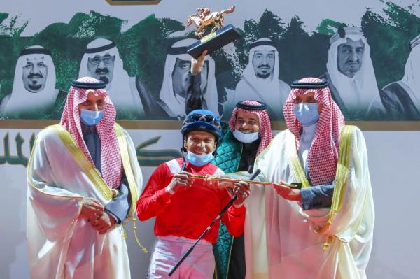 أمير الشرقية يسلم كأس الأمير نايف للاسطبل الأحمر