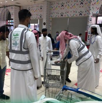 8 بلاغات «معقمات وزحام» في الأسواق