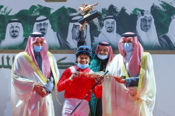 أمير الشرقية يسلم كأس الأمير نايف للاسطبل الأحمر