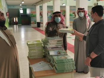 بـ«تدابير وقائية».. 428 ألف طالب يتسلمون الكتب