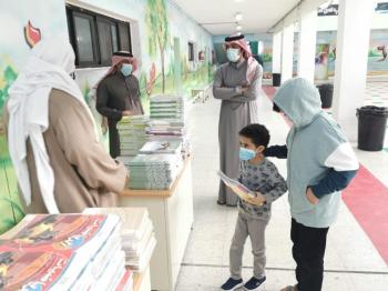 بـ«تدابير وقائية».. 428 ألف طالب يتسلمون الكتب