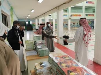 بـ«تدابير وقائية».. 428 ألف طالب يتسلمون الكتب