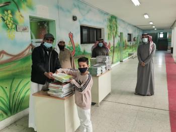 بـ«تدابير وقائية».. 428 ألف طالب يتسلمون الكتب