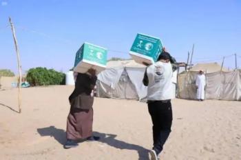مركز الملك سلمان يوزع 35 طنا من السلال الغذائية لنازحي مأرب