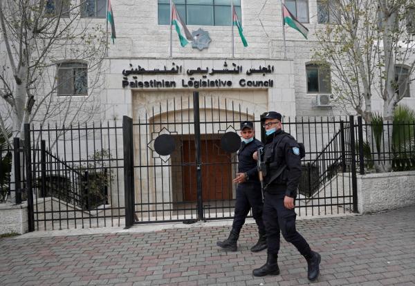 الفلسطينيون يعلنون عن أول انتخابات منذ 15 عاما