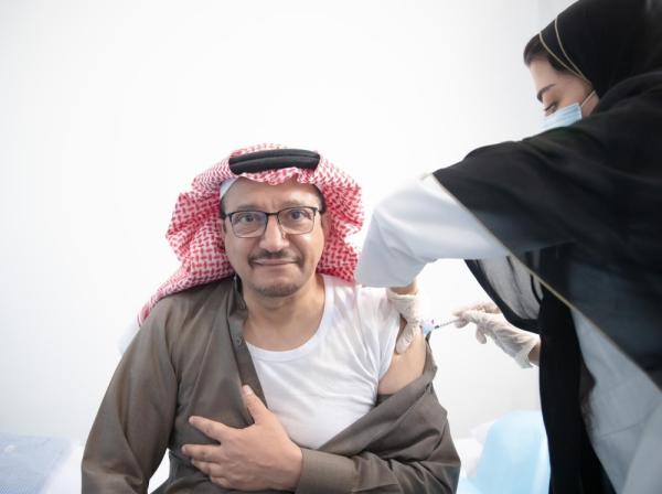 وزير التعليم يتلقى جرعة اللقاح الأولى