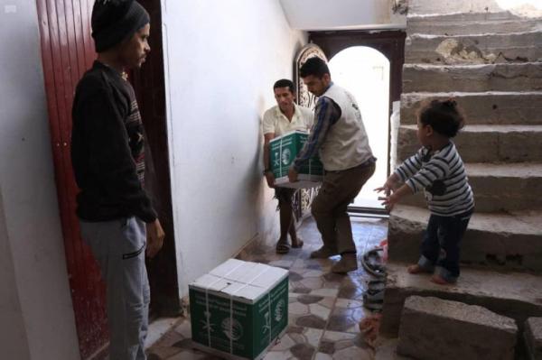 35 طن سلال غذائية لنازحي مأرب