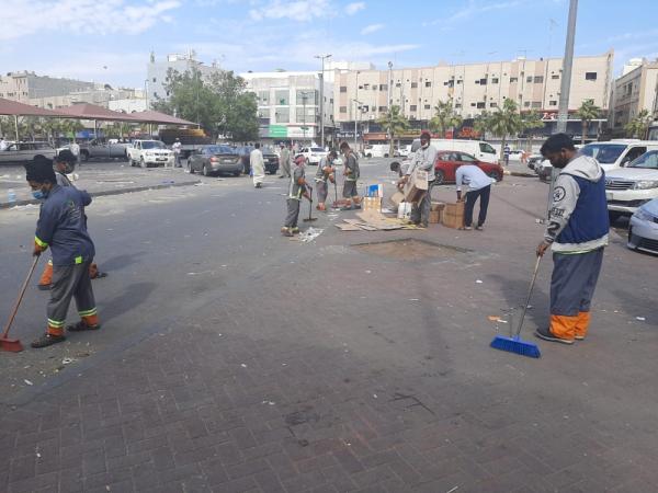 رفع متروكات الباعة الجائلين بوسط الدمام
