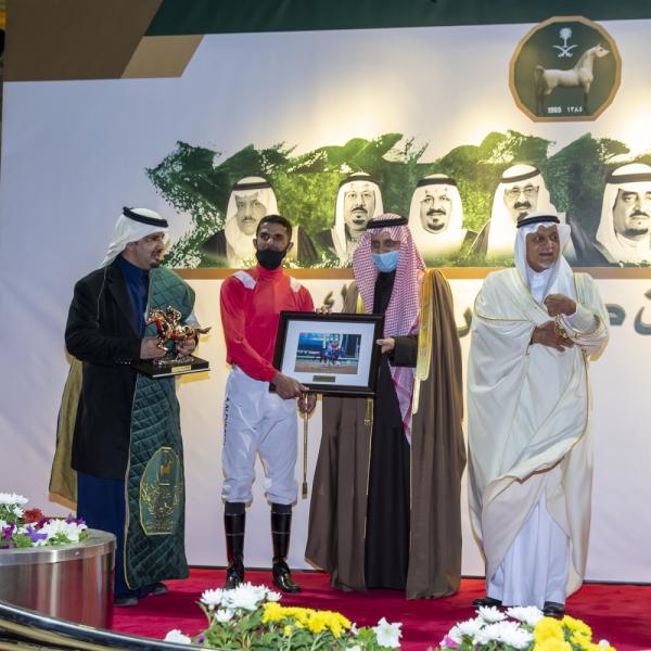 جياد الأحمر تخرج بنصف كؤوس الذهب