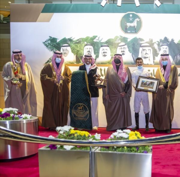 جياد الأحمر تخرج بنصف كؤوس الذهب
