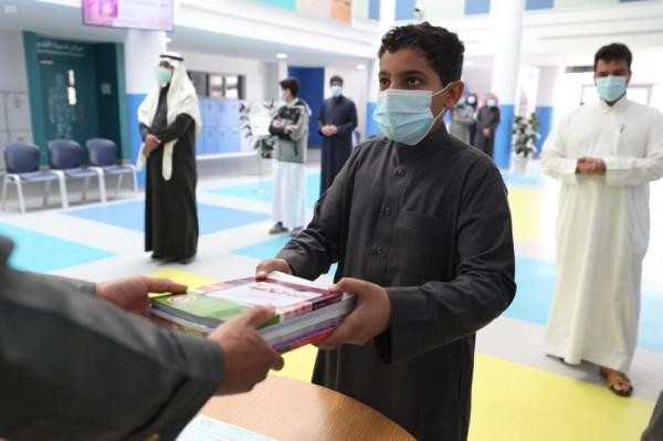بإجراءات احترازية .. بدء توزيع الكتب في المدارس