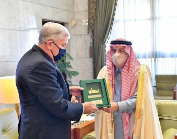 أمير الرياض يودع السفير الأمريكي