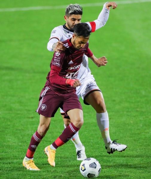 الأهلي يلحق بالصدارة