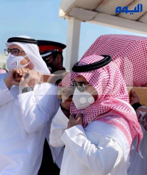 بالصور .. راشد الماجد يشيع جثمان والدته