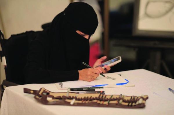 تشكيلية: اللوحات والريشة تبث همومي