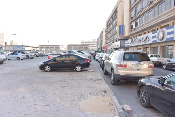 الوقوف بالساحات الترابية «مخالف» للأنظمة