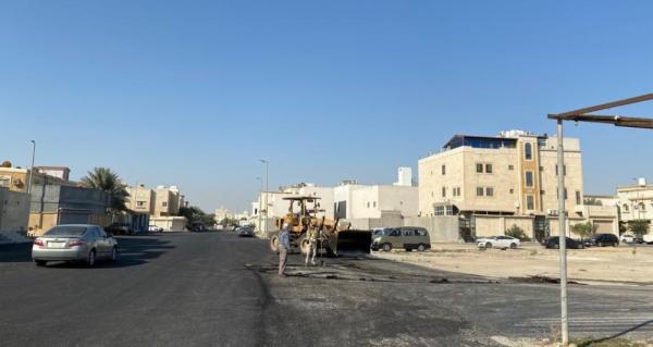 سفلتة وتطوير 40 ألف متر طرق بالقطيف