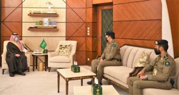 أمير الشرقية يكرم ضابطا رفض قبول "رشوة"