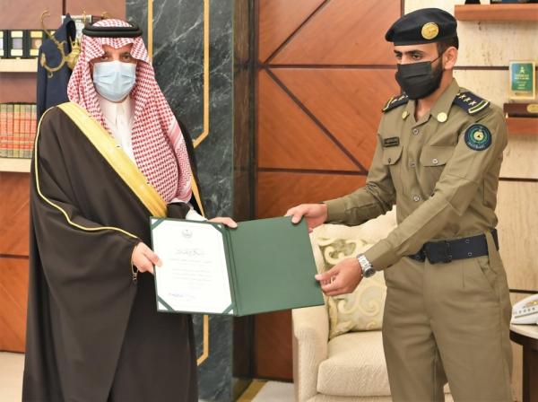 أمير الشرقية يكرم ضابطا رفض قبول «رشوة»