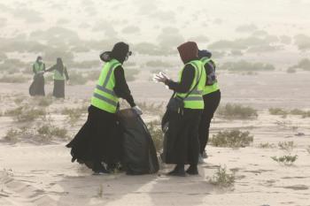 350 متطوعا يتحدون البرودة في تنظيف جبل الأربع