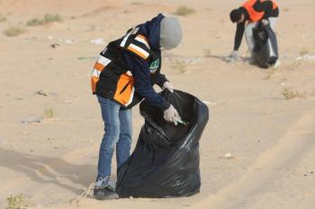 350 متطوعا يتحدون البرودة في تنظيف جبل الأربع