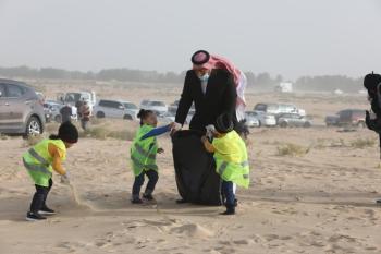 350 متطوعا يتحدون البرودة في تنظيف جبل الأربع