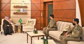 أمير الشرقية يكرم ضابطا رفض قبول «رشوة»