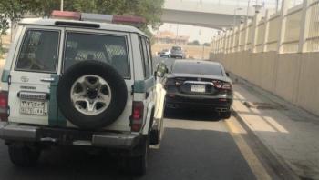 القبض على قائد مركبة يسير عكس الاتجاه
