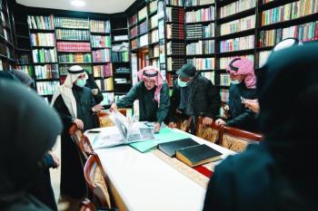 أعضاء ثقافة الدمام يحلقون فوق رفوف «جدل»