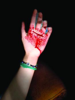 تشكيلية تحترف رسم الجروح في الخدع السينمائية