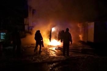 لبنان ..محتجون يحرقون مبنى بلدية طرابلس وعدد الجرحى يرتفع إلى 112