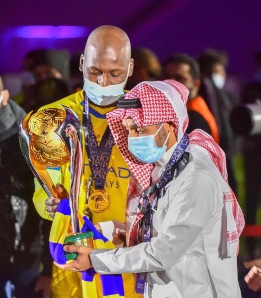 وزير الرياضة يتوج النصر بكأس السوبر