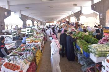 مع تفعيل «توكلنا».. تهاون في تطبيق «تدابير كورونا» بسوق الخضار المركزي