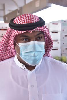 مع تفعيل «توكلنا».. تهاون في تطبيق «تدابير كورونا» بسوق الخضار المركزي
