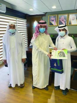 مدير تعليم الأحساء يكرم الطالب «العقيلي»