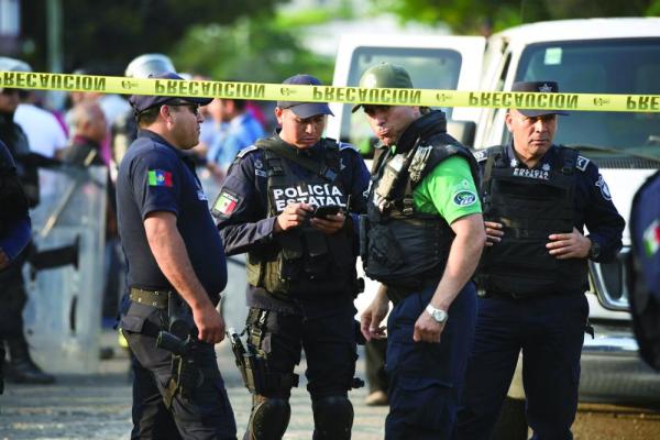12 شرطيا في قفص الاتهام