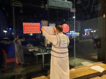 غياب «التباعد الاجتماعي» يغلق 3 مطاعم