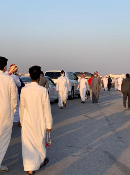 «التباعد الآمن» يغيب عن أسواق الدمام