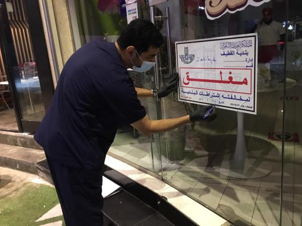 «التباعد الآمن» يغيب عن أسواق الدمام