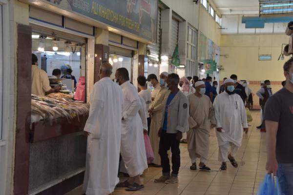 «التباعد الآمن» يغيب عن أسواق الدمام